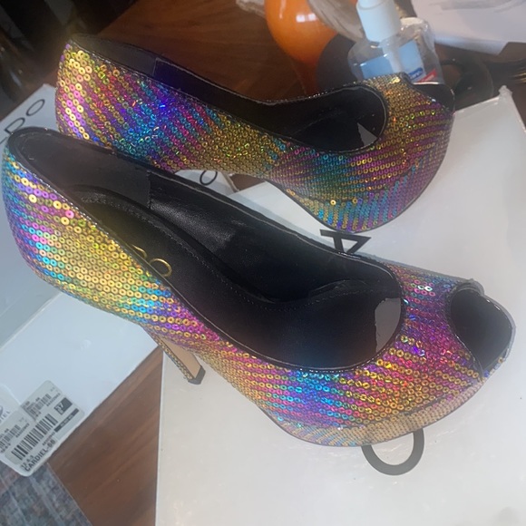 Iridescent sequence platform peep toe. - Picture 2 of 5